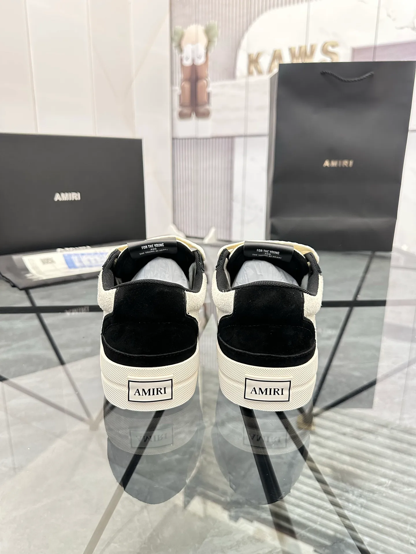 Men's shoes: 💰P600¥ Top quality in Guangzhou Product trademark: AMIRI* "Amir*" low-top casual shoes Regular size: 39-44 (can be customized to 45) Product material: Upper imported first-layer cowhide spliced ​​nubuck leather, breathable lining, original outsole. Number: 525